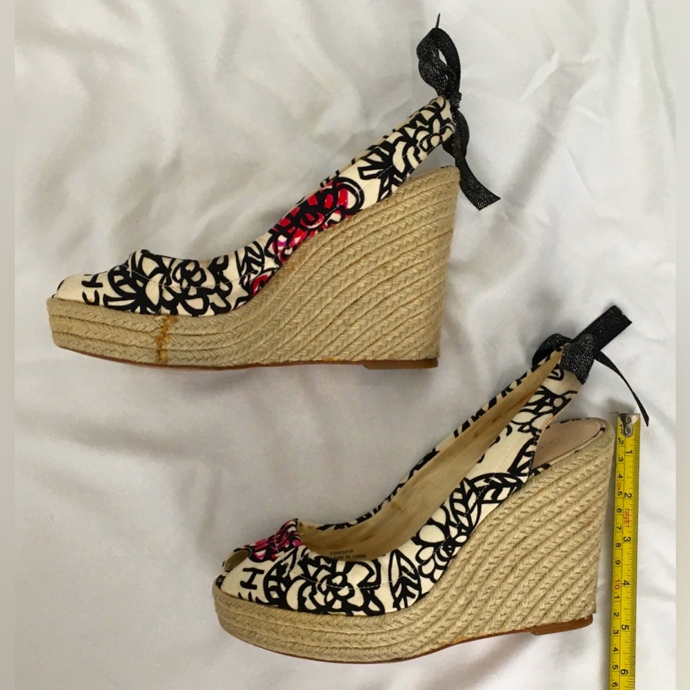 Coach poppy off white/fushia/black 5in platform wedges with sparkly bow accent. - Picture 4 of 6